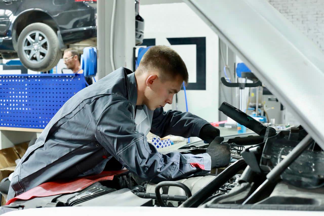 Автомеханик CARTE4 за работой под капотом автомобиля, Новосибирск