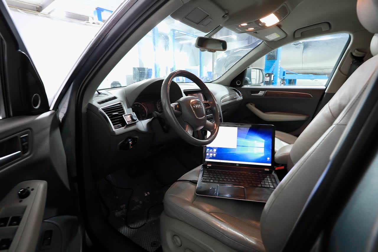 Компьютерная диагностика Audi Q5: ноутбук подключён к автомобилю в CARTE4, Новосибирск