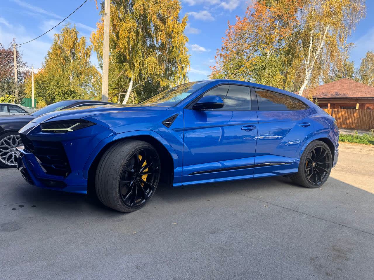 Lamborghini Urus в синем цвете — премиальный внедорожник на обслуживании в CARTE4, Новосибирск