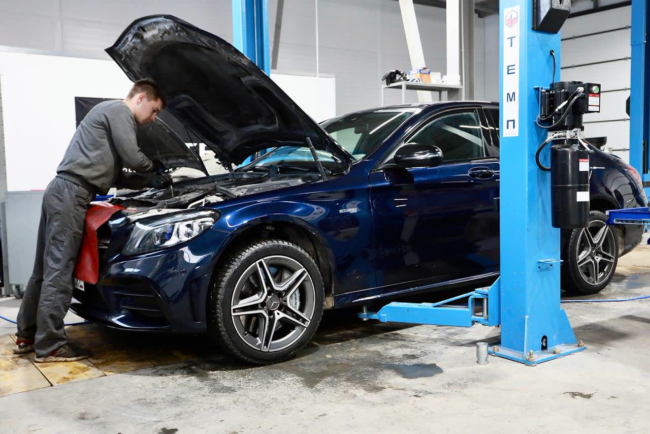 Мастер CARTE4 ремонтирует двигатель Mercedes-Benz C-класса в Новосибирске