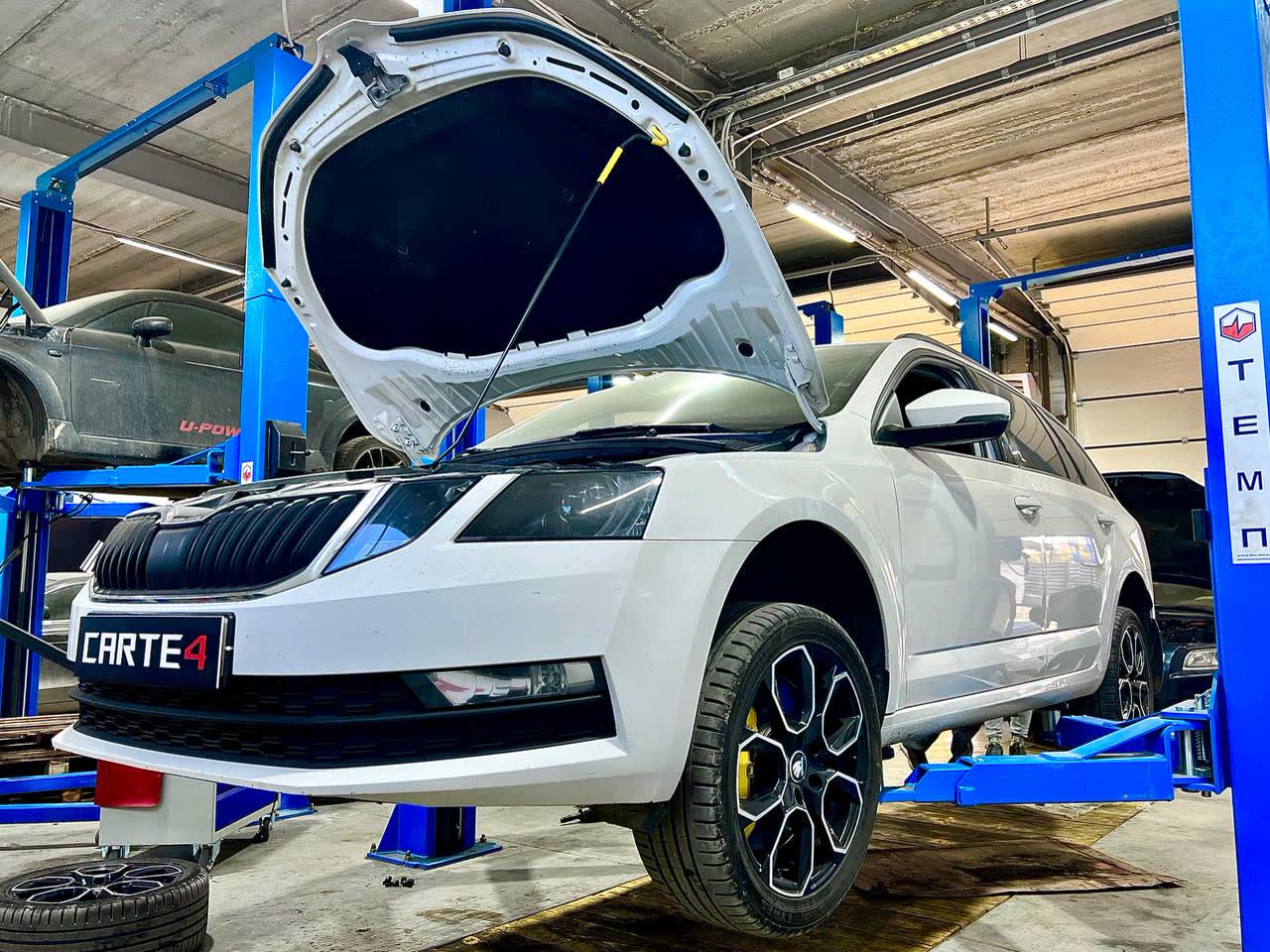 Skoda Octavia на подъёмнике с открытым капотом — обслуживание в CARTE4, Новосибирск