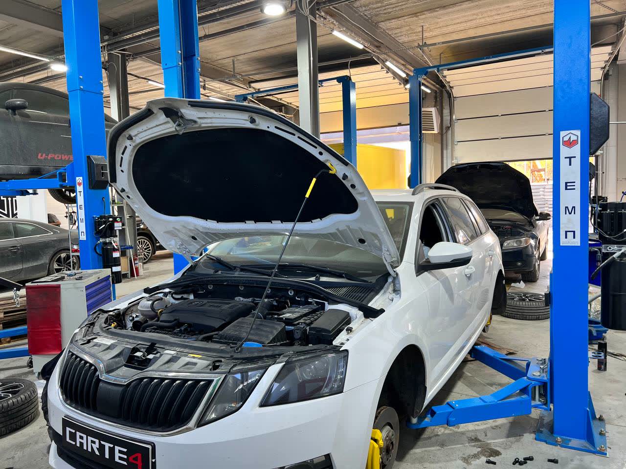Моторный отсек Skoda Octavia на подъёмнике в автосервисе CARTE4, Новосибирск